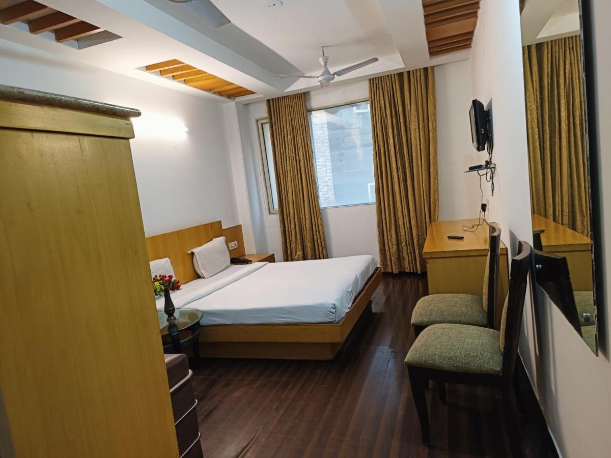 Hotel Tjs Grand Delhi  Exterior foto